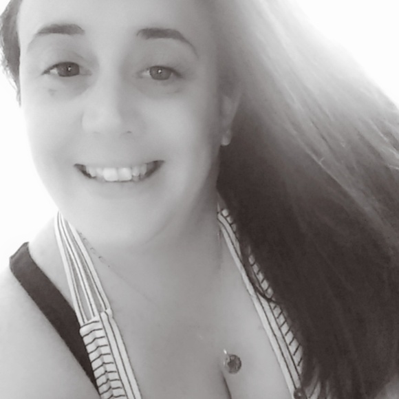 Meet your Posher, Julie - Picture 1 of 6